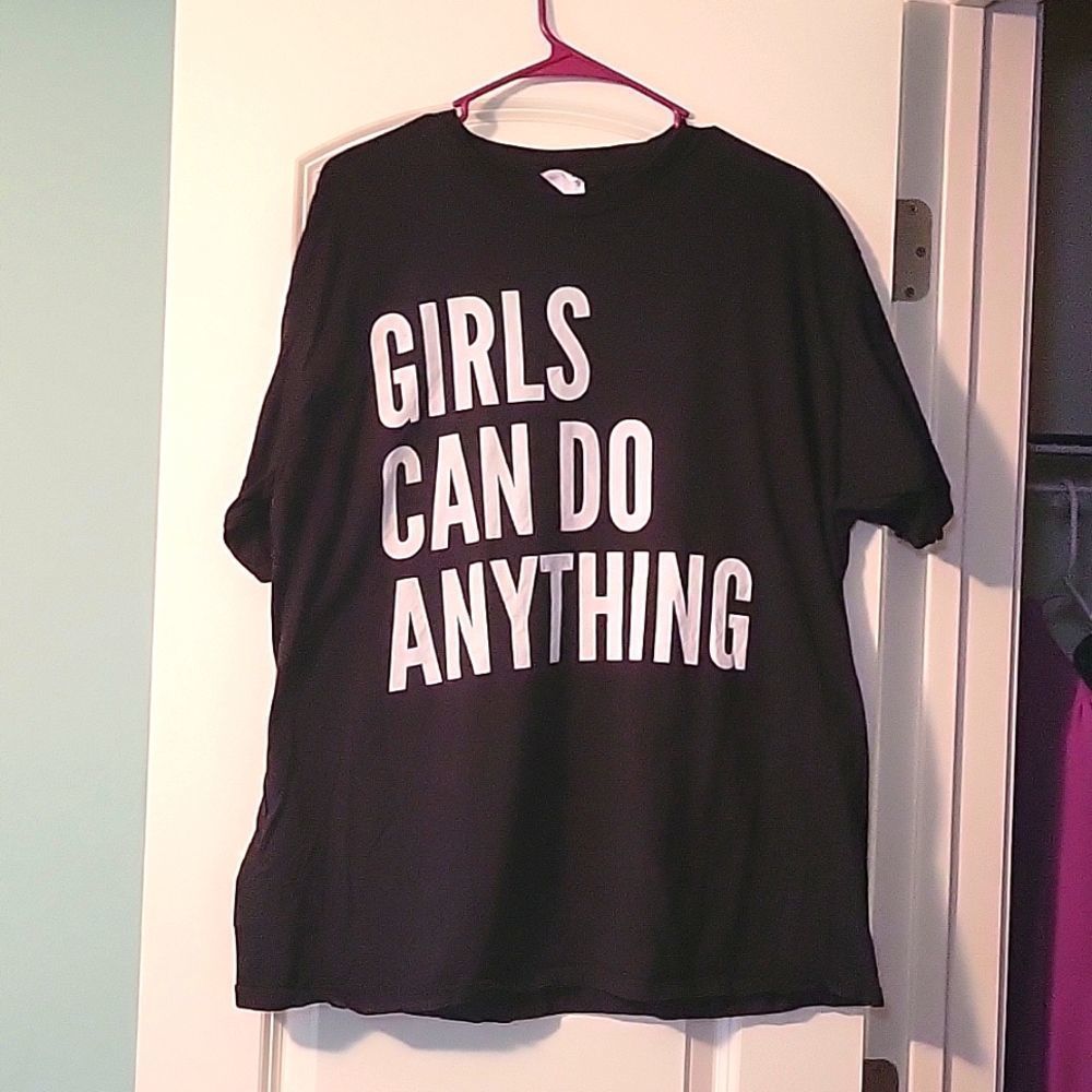 Black Tshirt Size XL "Girls can do anything"